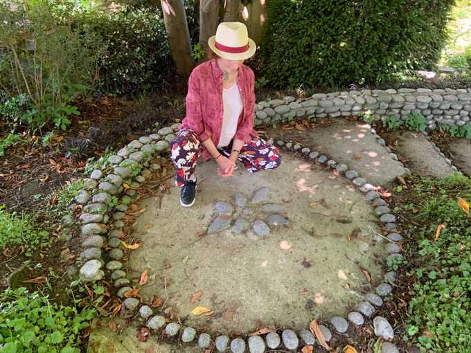 Marielle assise dans un cercle de pierres
