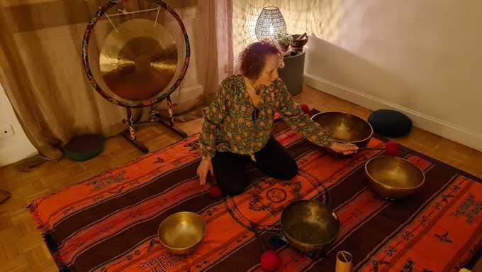 Marielle avec des bols et un gong